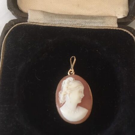 Vintage hanger met schelp camee in 14 kt. geelgouden omranding