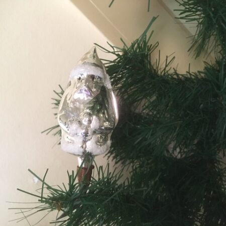 Oude antieke kerstman van dun geblazen glas in zilver op klem of veer midden 1900