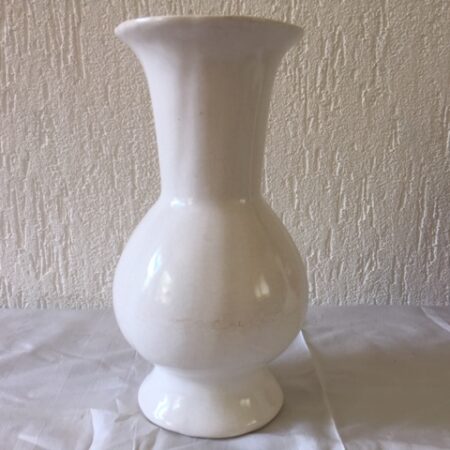 Vaas op voet Delfts Wit, van de Porceleijne Fles, gemerkt 1930-1970