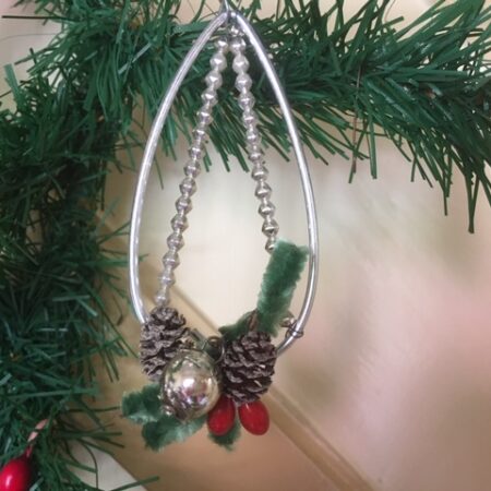 Oude antieke hanger met chenille, besjes en dennenappeltjes uit Gablonz 1925-1950