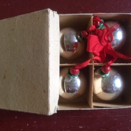Doos met hanger waaraan 4 zilveren ballen van dun geblazen glas jaren 1950