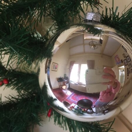 Giga grote oude kerstbal in zilver van dun geblazen glas midden vorige eeuw