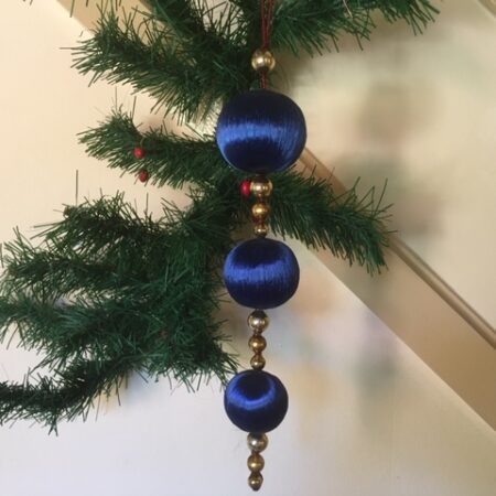 Antieke oude Japanse kersthanger van glas en blauw satijn 1e helft 1900
