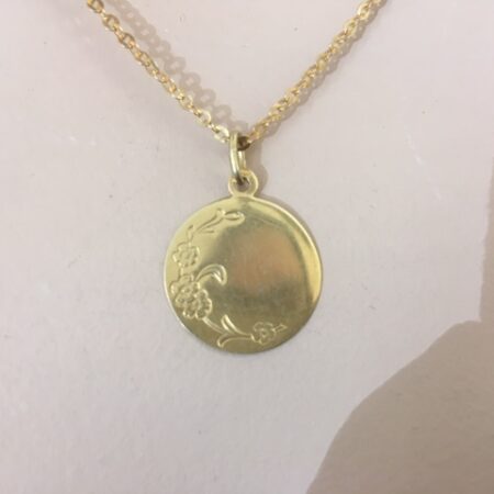 Rond 14 kt. geelgouden hanger een graveerplaatje met bloemtak gegraveerd