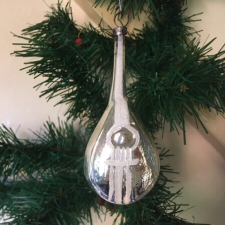 Oude antieke kerstbal een luit, het symbool van harmonie, in zilver van dun geblazen glas 1e kwart 1900