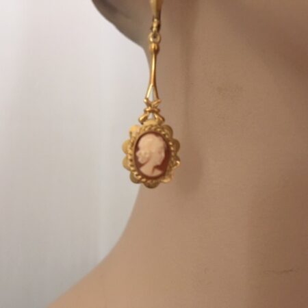 Paar 14 karaat geelgouden oorhangers met schelp camee
