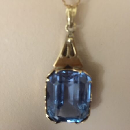 Zeer grote art-deco hanger van 14 karaat geelgoud met blauwe synth. spinel