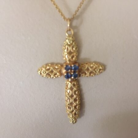 18 karaat geel gouden hanger een kruis met 4 lichtblauwe saffieren