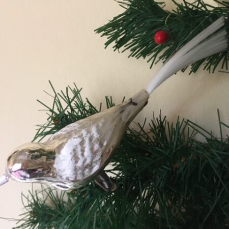 Oude antieke vogel op 2 poten van dun geblazen glas in zilver en wit 1e helft  1900