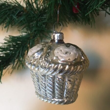 Oude antieke grote bloemenmand met rozen van dun geblazen glas in zilver en wit 1e helft 1900