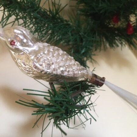 Oude antieke Kerst vogel van dun geblazen glas in zilver en besneeuwd 1e helft vorige eeuw
