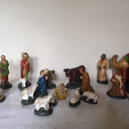 Antieke 20 delige kerstgroep van handgemaakte gipsen figuurtjes 1e helft 1900