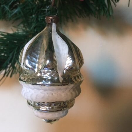 Antieke oude kerstbal van dun geblazen glas een gestyleerde vrucht 1e helft 1900