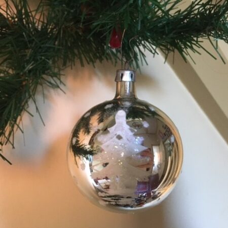 Oude kerstbal van dun geblazen glas in zilver met kerstboom en sneeuwvlokken 3e kwart 1900