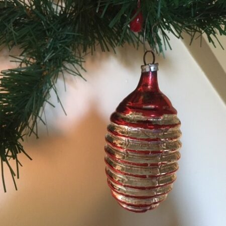 Antieke kerstbal een bijenkorf van vliesdun geblazen glas in helderrood en zilver 1e kwart 1900
