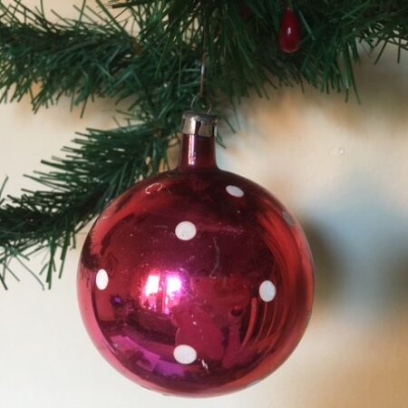 Oude antieke rood witte polka dot bal van dun geblazen glas rond 1950