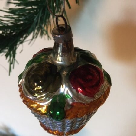 Oude antieke bloemenmand vol met rozen van dun geblazen glas 1e helft 1900