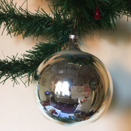 Giga grote oude kerstbal van dun geblazen glas in zilver 1e kwart 1900