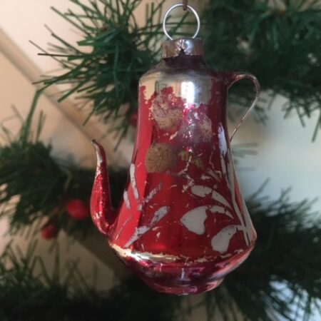 Antieke koffiepot van dun geblazen glas donkerrood beschilderd van rond 1900