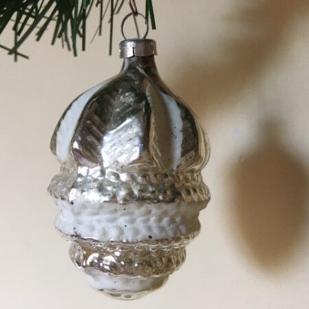 Antieke oude gestyleerde vrucht van dun geblazen glas in zilver en wit 1e helft 1900