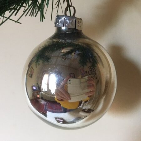 Oude kerstbal van geblazen glas in zilver GDR midden 1900