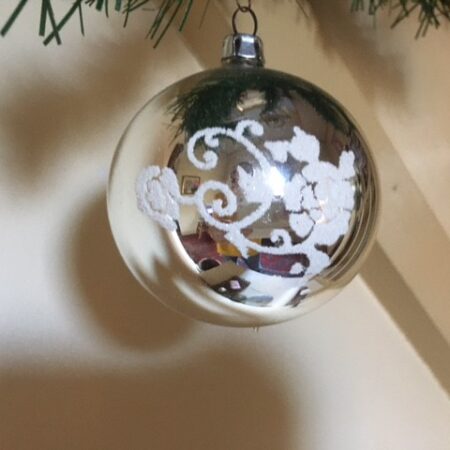 Oude kerstbal van dun geblazen glas in zilver met florale decoratie 1e helft 1900