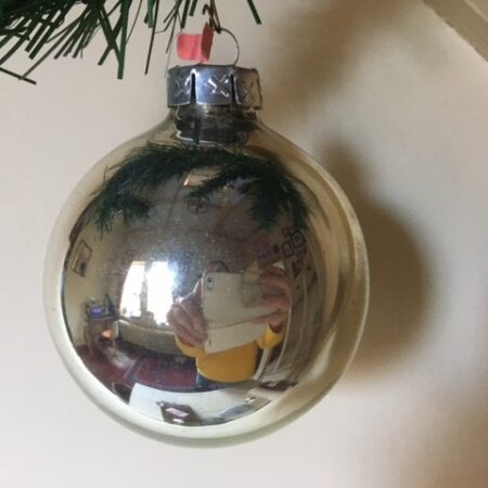 Oude zilveren kerstbal van geblazen glas uit het midden van de vorige eeuw