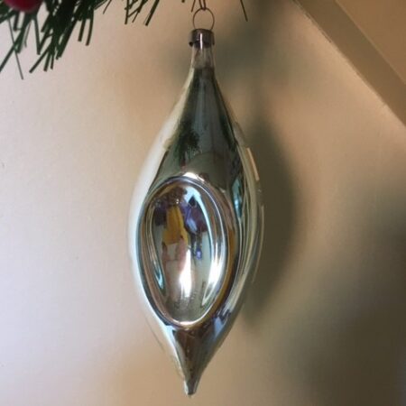 Oude antieke kerstbal een pegel van dun geblazen glas in zilver met deuk of krater 1e helft 1900