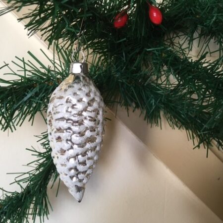 Oude antieke Kerst dennenappel van dun geblazen glas in zilver en wit 1e helft vorige eeuw