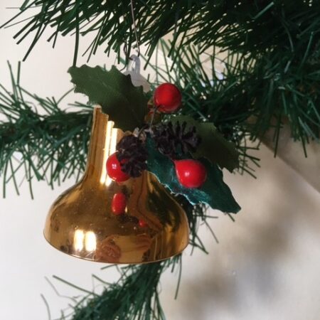 Retro gouden kerstklok van plastic met versiering uit de sixties