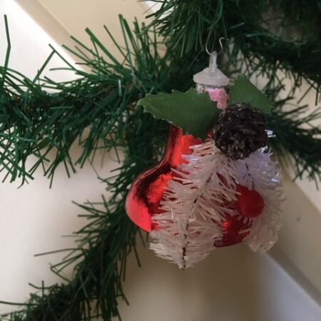 Retro rode Kerstklok van plastic voor in de kerstboom anno jaren 1960