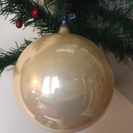Oude antieke, giga grote gouden kerstbal van dun geblazen glas 1e helft 1900 (zwa)