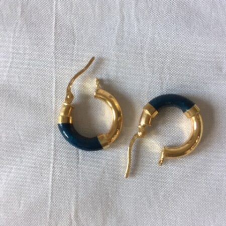 Paar 14 kt. gouden creolen dia. 16 mm. met blauw emaille
