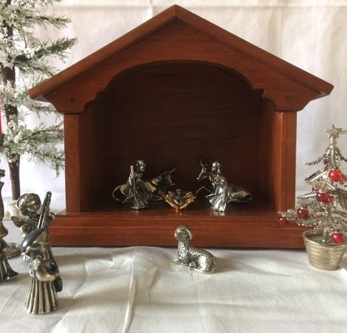 Kerststal mahoniehout met 11 figuren van 1e gehalte zilver