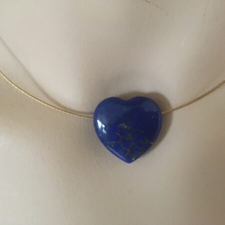 Groot en dik hart van lapis lazuli aan 14 kt. geelgouden gedraaid span collier
