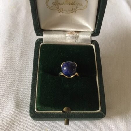 Vintage 8 kt. geelgouden ring met bol van lapis lazuli