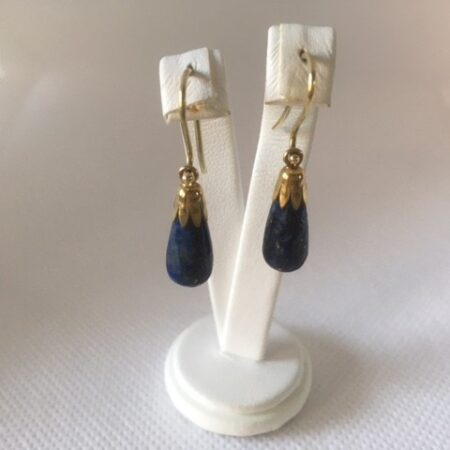 14 kt. geelgouden oorhangers met druppels van lapis lazuli