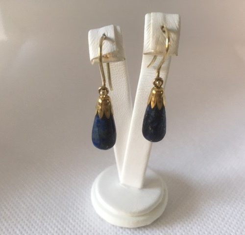 14 kt. geelgouden oorhangers met druppels van lapis lazuli