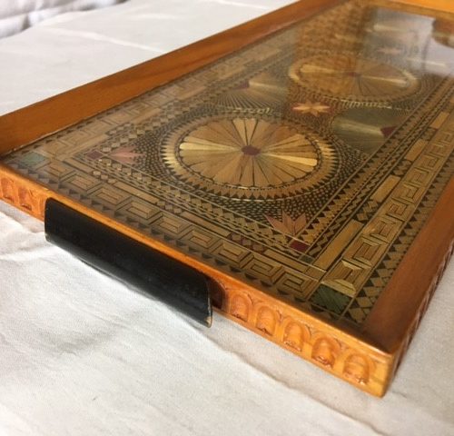 Art-deco dienblad gedecoreerd met geplet en gekleurd stro onder glas 1930