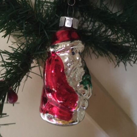 Oude, grote kerstman van geblazen glas in zilver , rood en groen 3e kwart 1900