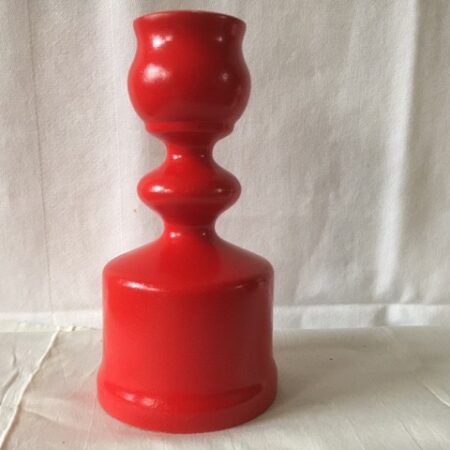 Rode retro 14 cm. hoge Scandinavische houten kandelaar