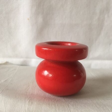 Kleine retro, rode houten Zweedse kandelaar 3,5 cm. hoog jaren 1960