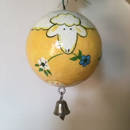 Oude met de hand beschilderde bal van papier mache met schaapjes en bloemen
