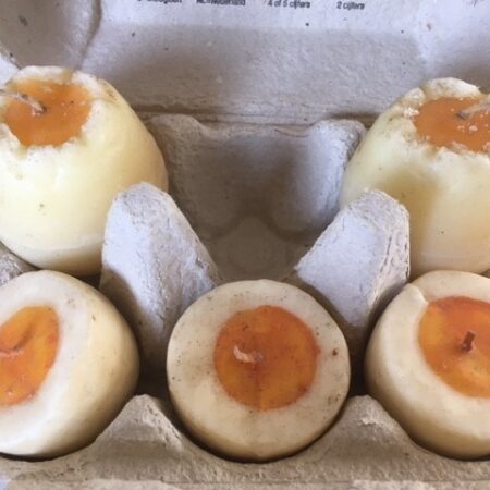 Eierdoos met 5 kaarsen 2 hele en 3 halve eieren voor de Pasen