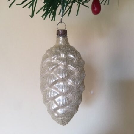 Oude kerstbal een dennenappel van dun geblazen glas in zilver 1e helft vorige eeuw