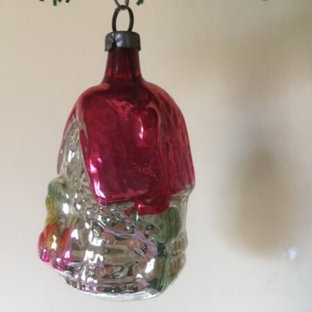 Oud antiek huis met kalkoen van dun geblazen glas in zilver, geel en hard roze 1e helft 1900