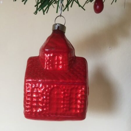 Antieke oude kerstbal van dun geblazen glas in rood een kerk uit 1e helft 1900