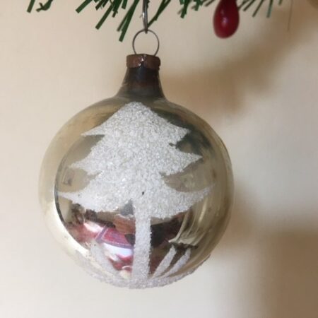 Oude antieke kerstbal van dun geblazen glas in zilver met kerstboom 1e helft 1900