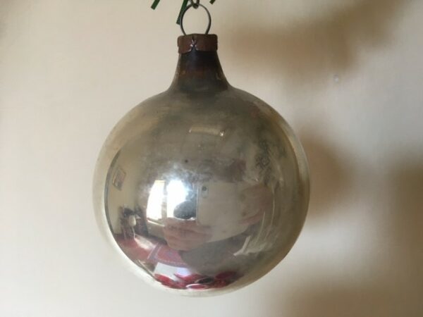 Oude antieke kerstbal van dun geblazen glas in zilver met kerstboom 1e helft 1900 - Afbeelding 3
