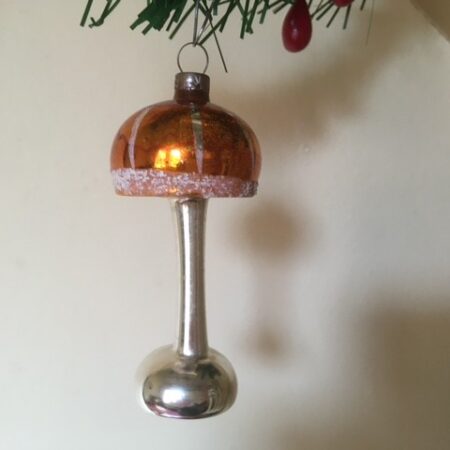 Antieke oude kerstbal een schemerlamp van dun geblazen glas met warm gouden kap 1e kwart 1900